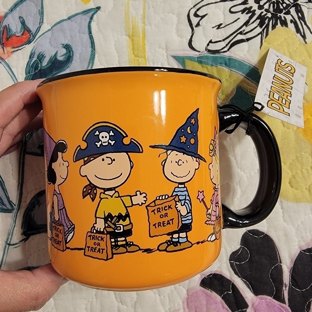 NWT Charlie Brown & Gang Trick or Treating Coffee Mug